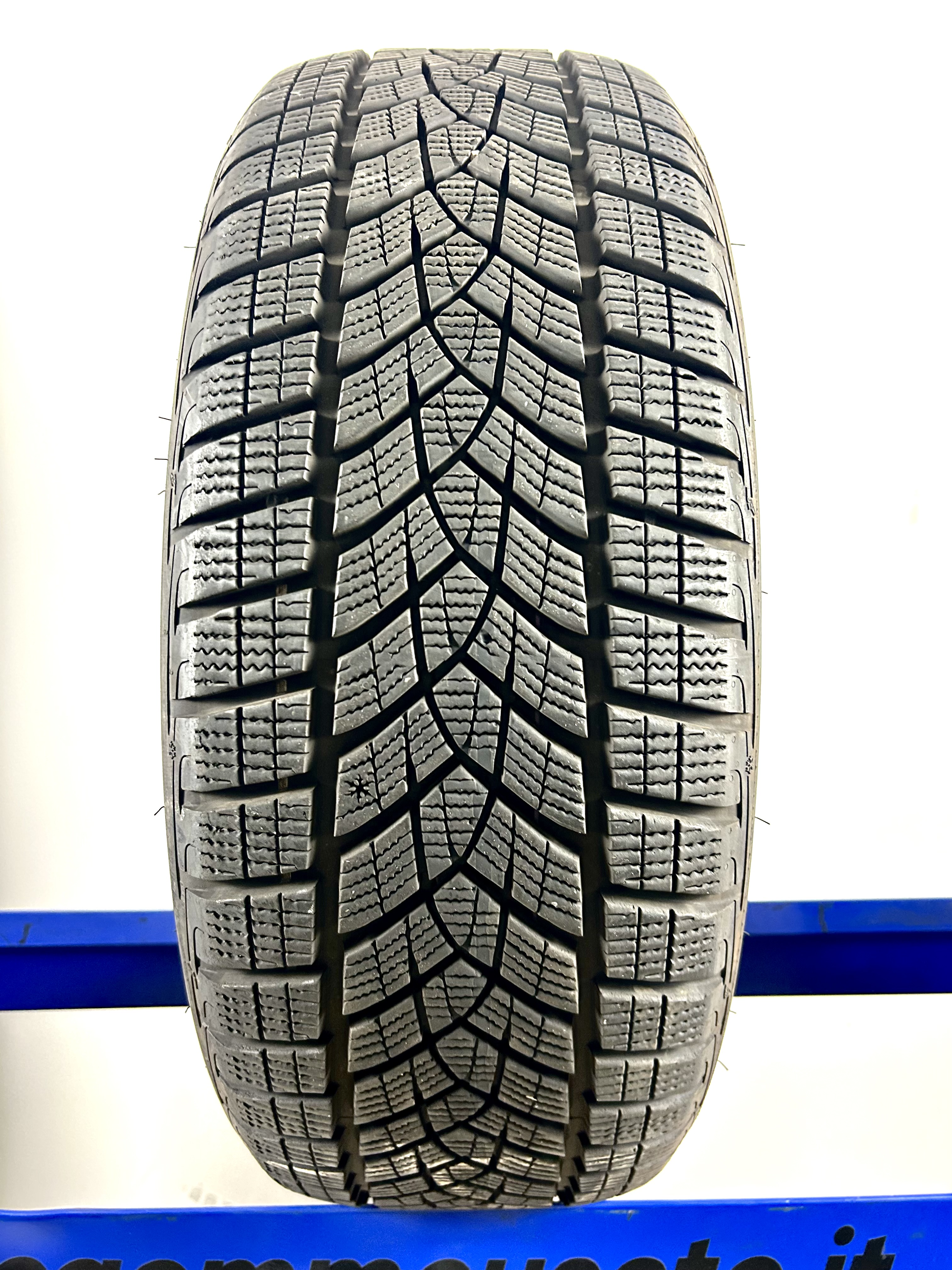 Goodyear 215/50 R19 93T M+S invernali 95% 220€ ebay - immagine 2