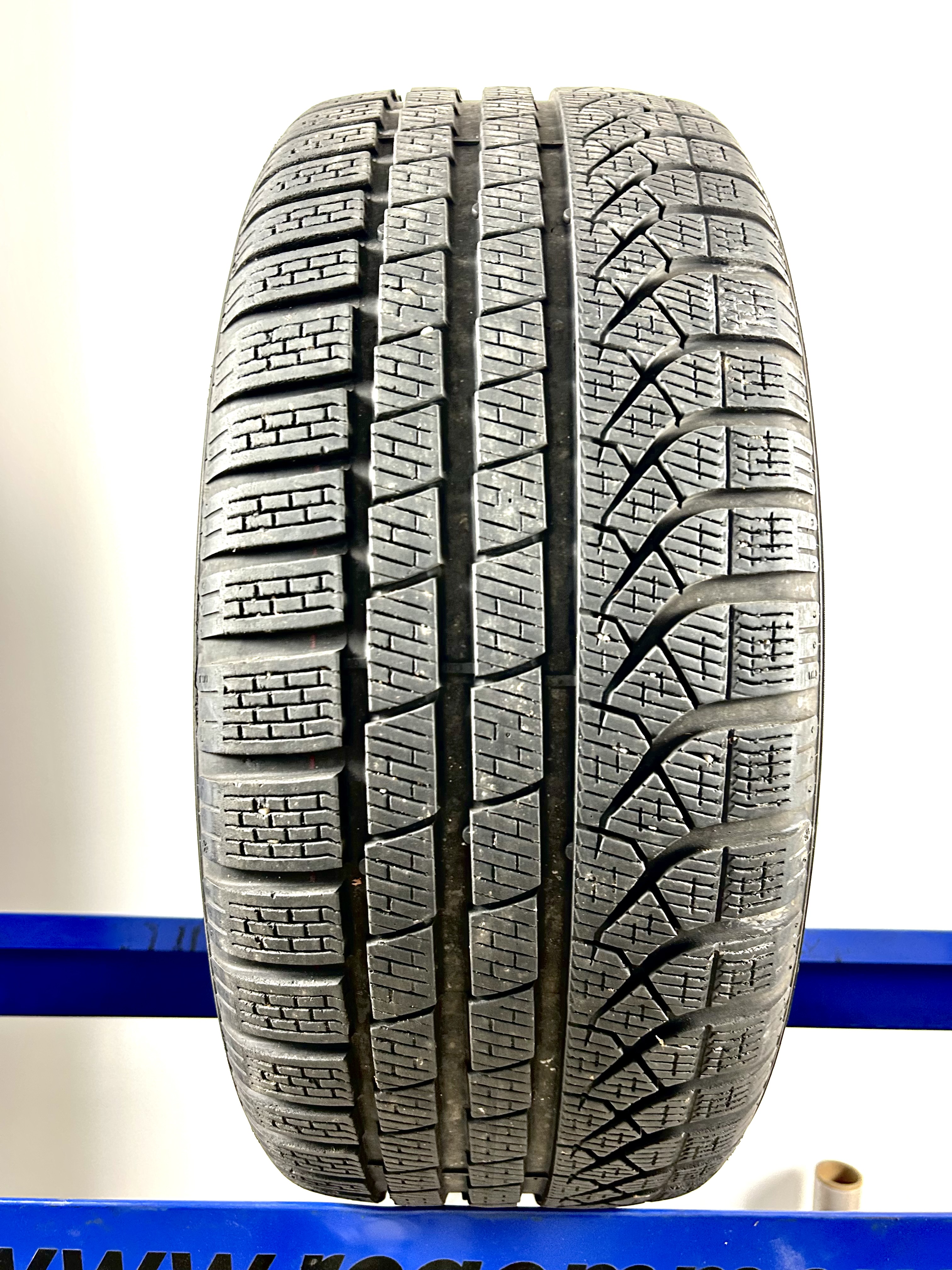 Pirelli 245/40 R19 98V M+S invernali - immagine 2